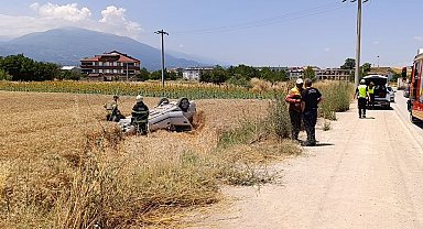 Taklalar atan otomobil buğday tarlasına uçtu: 1 yaralı