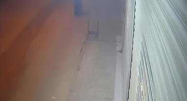 Tanınmamak için kadın kılığına girip silahlı saldırı düzenledi