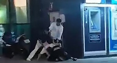 Tartıştığı genci yere yatırıp acımasızca darp ettiler