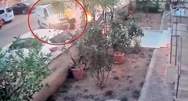 Tartıştığı kişinin üzerine aracı sürüp kapıya sıkıştırdı: O anlar kameraya yansıdı