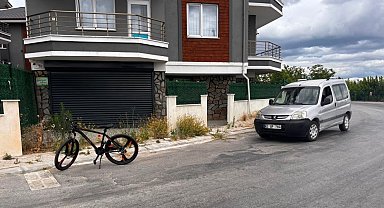 Tavşanlı'da hafif ticari araç bisiklete çarptı
