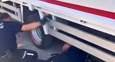 Teker arasına giren kedi ekipler tarafından çıkartıldı