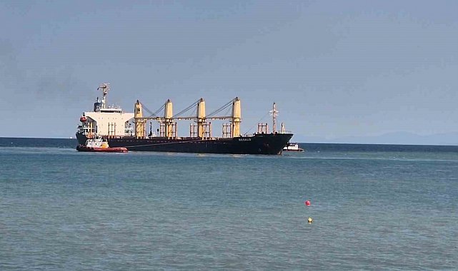 Tekirdağ açıklarında karaya oturan yük gemisini kurtarma çalışmaları sürüyor