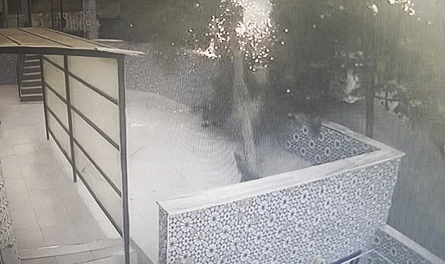 Tekirdağ'da tırın çarptığı elektrik direği cami avlusuna devrildi: O anlar kameraya yansıdı