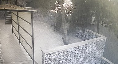 Tekirdağ'da tırın çarptığı elektrik direği cami avlusuna devrildi: O anlar kameraya yansıdı