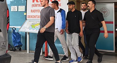Tekme tokat dövdükleri gencin kolyesini çalıp kaçtılar