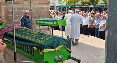 Teknenin alabora olması sonucu hayatını kaybeden 3 kişi yan yana son yolcuğuna uğurlandı
