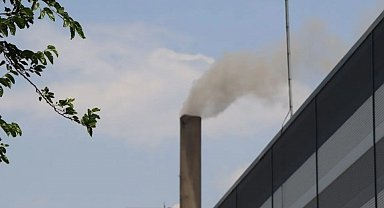 Tekstil fabrikasından yayılan kömür dumanı mahalleliyi canından bezdirdi