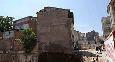 Temelindeki göçük sonrası apartman mühürlendi