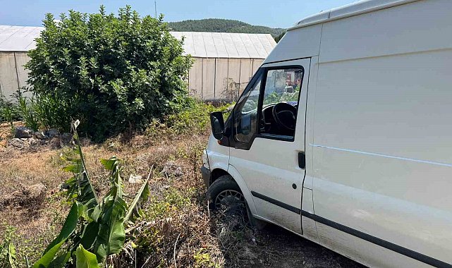 Ticari araç, çıkmaz sokağa girdi bahçeye düşmesine ramak kaldı