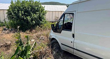 Ticari araç, çıkmaz sokağa girdi bahçeye düşmesine ramak kaldı