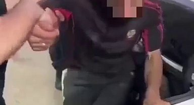 Tıka basa göçmen doldurulan otomobilin bagajından 4 göçmen çıktı