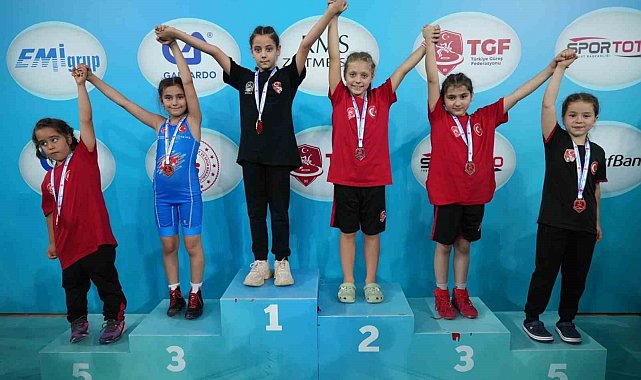 Tokatlı minik güreşçiler, Türkiye Şampiyonası'ndan 5 madalyayla döndü