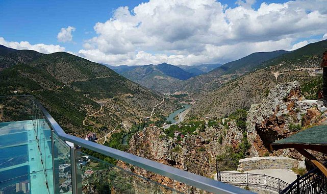 Torul Kalesi Cam Seyir Terası, yaz sıcaklarında ziyaretçilerin uğrak noktası oldu