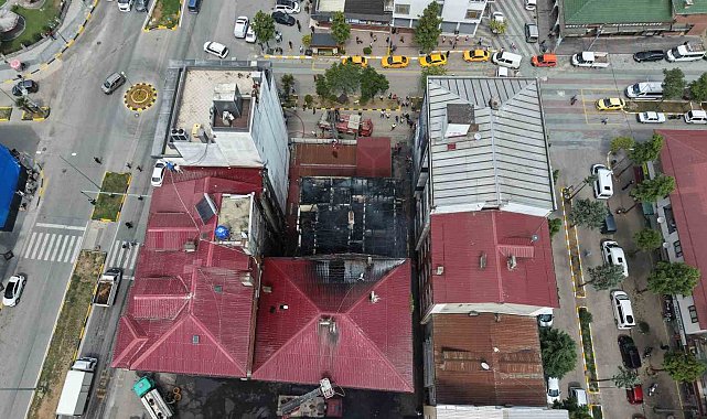 Trabzon'un Araklı ilçesinde 5 katlı binada çıkan çatı yangını söndürüldü