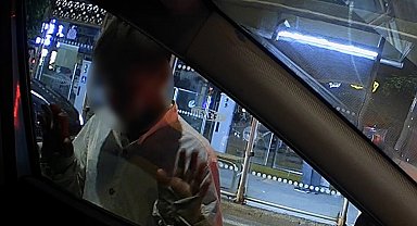 Trafik ışıklarında araçlara 'yapışan' çocuklar araç kamerasına yansıdı