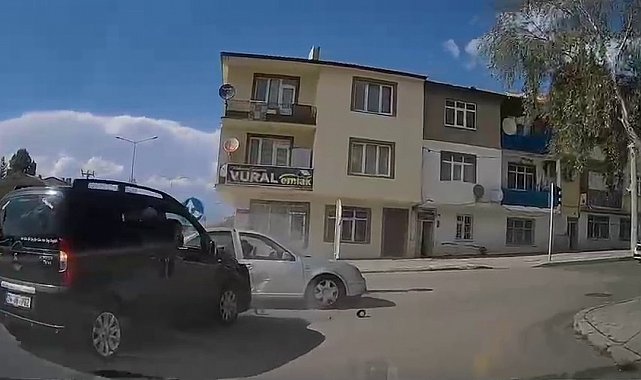 Trafik kazası anbean araç kamerasında