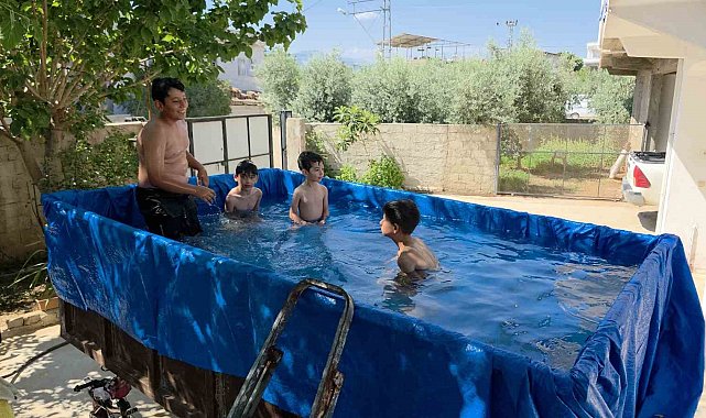 Traktör römorkunu havuza çeviren dede, torunları için denizi evin önüne getirdi