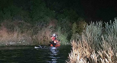 Tunceli'de araç Munzur Nehri'ne yuvarlandı: 2 yaralı
