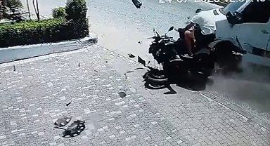 Tur midibüsüyle çarpışan motosiklettekiler yola savruldu