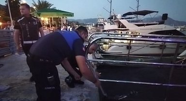 Tur teknesi çalışanlarının birbirine girdiği kavga anı görüntülendi