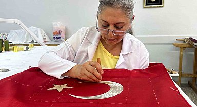 Türk bayrağı geleneksel sim sarma ve pesent teknikleriyle işleniyor