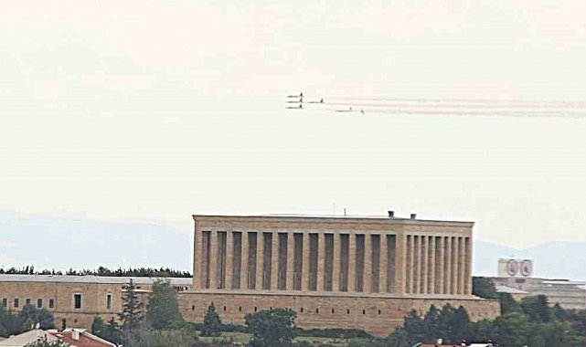 Türk Yıldızları'ndan Ankara semalarında prova uçuşu