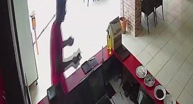 Tuvalet bahanesiyle girdiği restorandan telefon, camiden merdiven çaldı