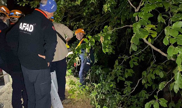 Uçurum kenarında bulunan motosiklet ekipleri harekete geçirdi