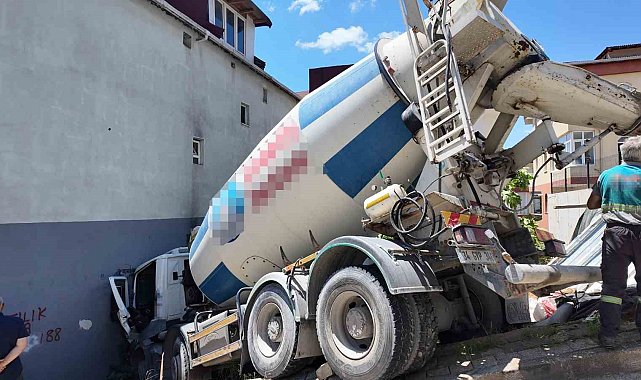 Ümraniye'de beton mikseri binaya çarptı: 1 yaralı
