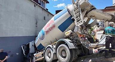 Ümraniye'de beton mikseri binaya çarptı: 1 yaralı