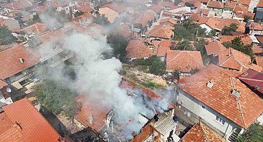 Uşak'ta tek katlı evde çıkan yangın söndürüldü