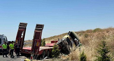 Uşak'ta tır şarampole devrildi: 1'i ağır 3 yaralı