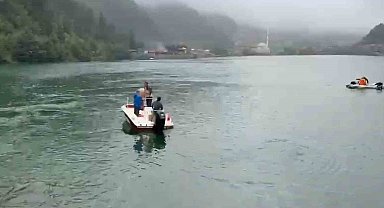 Uzungöl'e düşen çantayı kurtarmak için suya atlayan 2 Arap turistten 1'i kurtuldu, birisi kayıp