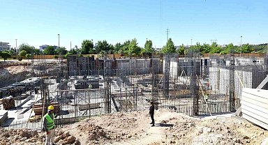 Vali Küçük, yapımı süren kültür merkezinde incelemelerde bulundu