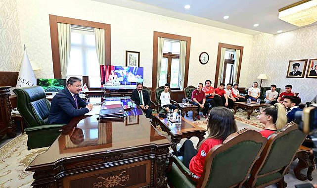Vali Yılmaz, başarılarıyla gurur kaynağı olan sporcuları makamında ağırladı
