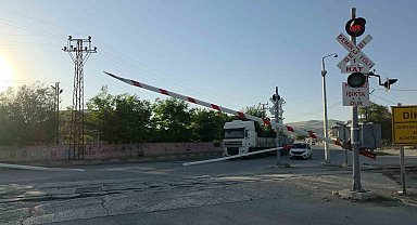 Van'da hemzemin geçitte sinyaller arızalanınca sürücüler zor anlar yaşadı