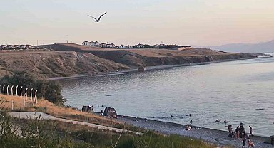 Van'da mavi bayraklı sahilde 'siyah' alarm