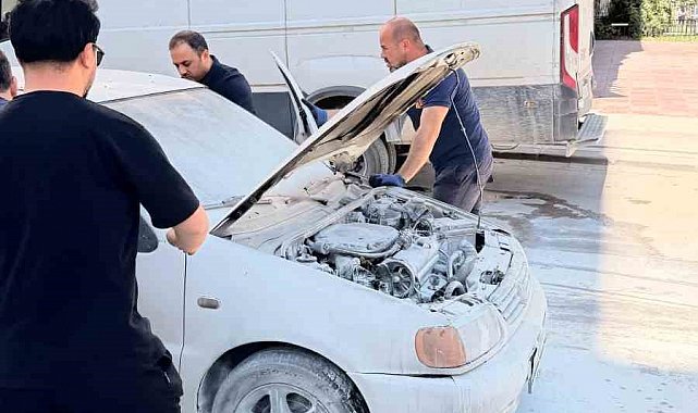Van'da seyir halindeki otomobilin motoru yandı