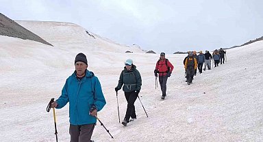 Vangölü aktivistlerinden Süphan Dağı zirvesinde 'Van Gölü' mesajı