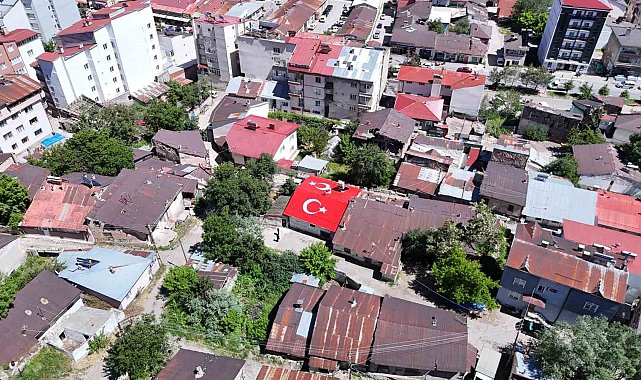 Vatan sevgisini evinin çatısına işledi