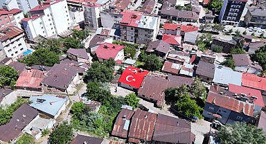 Vatan sevgisini evinin çatısına işledi