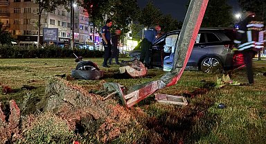 Virajı alamayan SUV araç aydınlatma direğini yerinden söktü: 1 yaralı