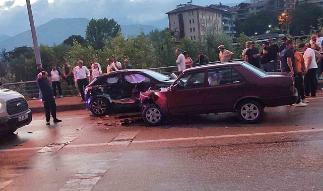 Yağışlı yolda iki otomobil çarpıştı: 4 yaralı