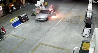 Yakıt almaya geldi, aracı alev topuna döndü