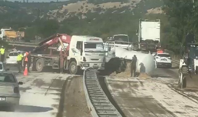Yakıt tankeri devrildi, kara yolunda ulaşım aksadı