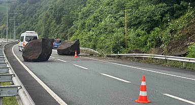 Yamaçtan kopan dev kayalar Karadeniz Sahil Yolu'na düştü