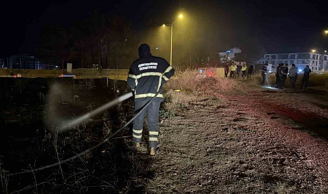 Yangında alevlerin arasında kalan kaplumbağayı polis ekipleri kurtardı