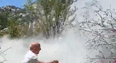 Yangını görüp aracındaki yangın tüpüyle muhtemel orman yangınının önüne geçti