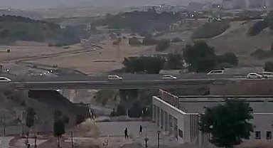 Yapıların camlarını taşlayarak kırdılar